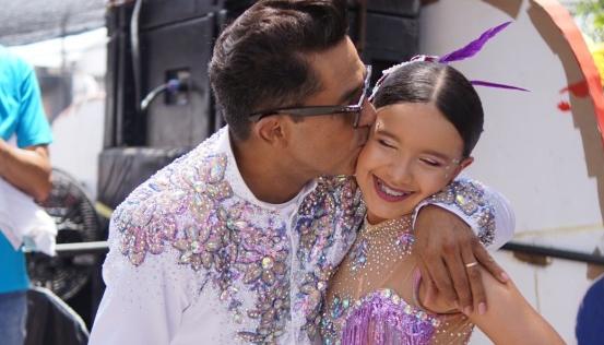 Checo Acosta y su hija Sharon Acosta.