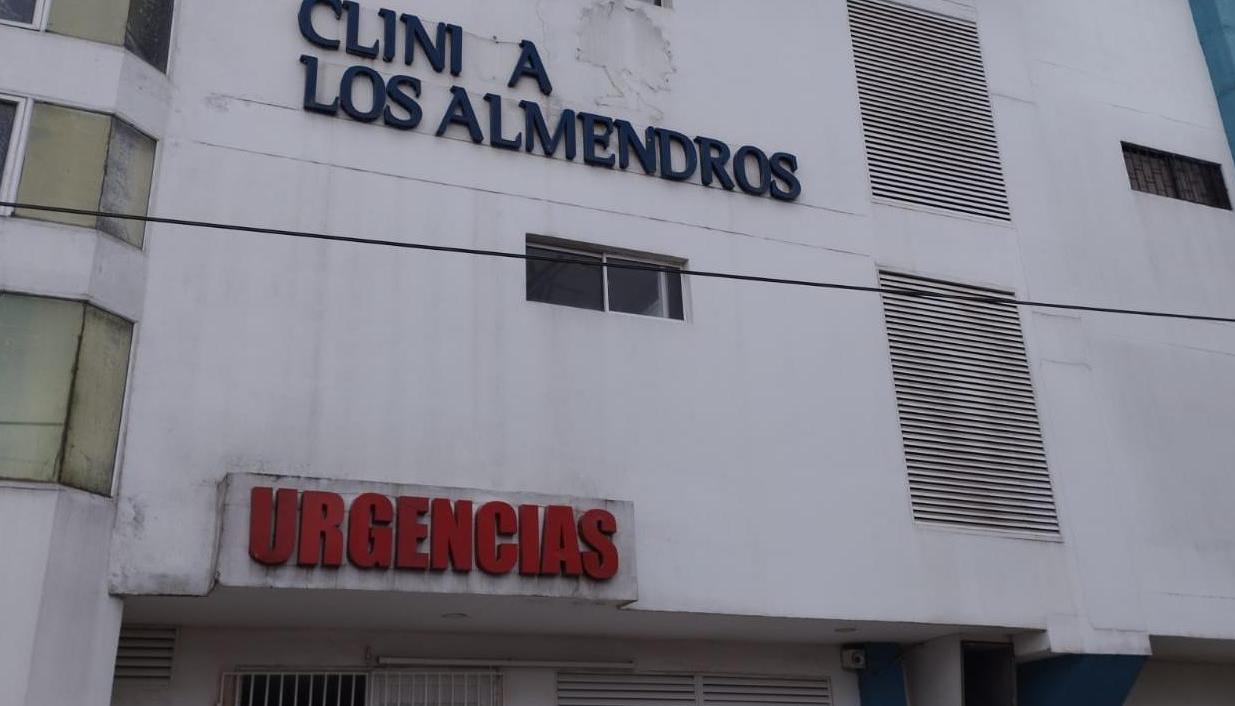 La víctima fue llevada a la Clínica Los Almendros, donde se confirmó su muerte. 