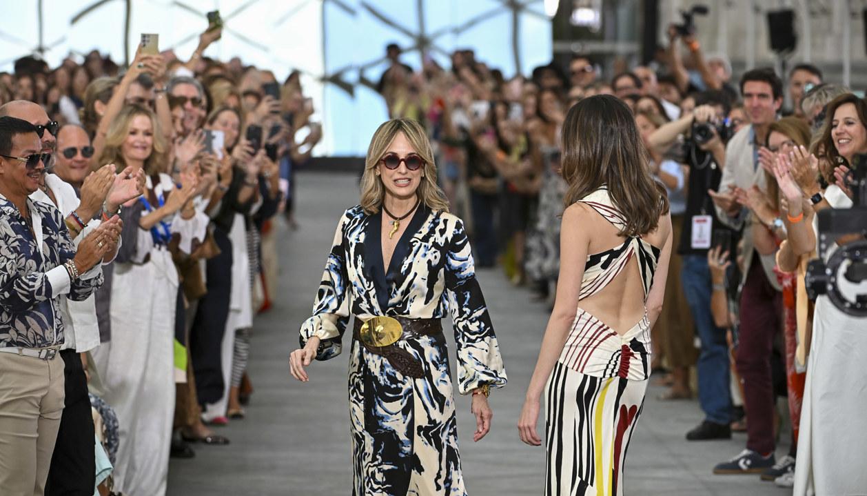 La diseñadora barranquillera Silvia Tcherassi tras presentar su colección en la semana de la Moda de Madrid.