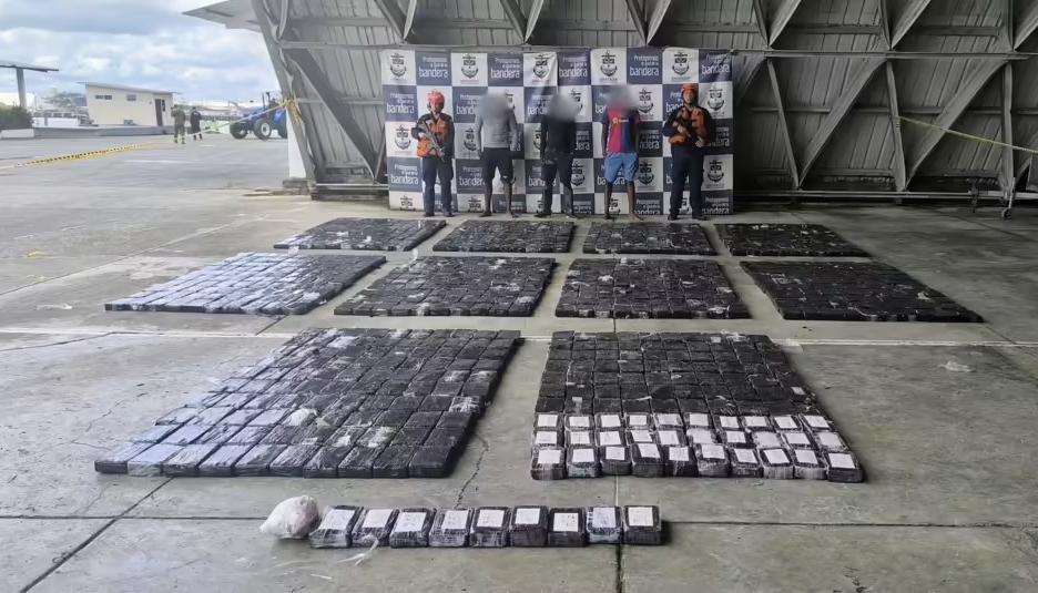 La droga incautada y los capturados.