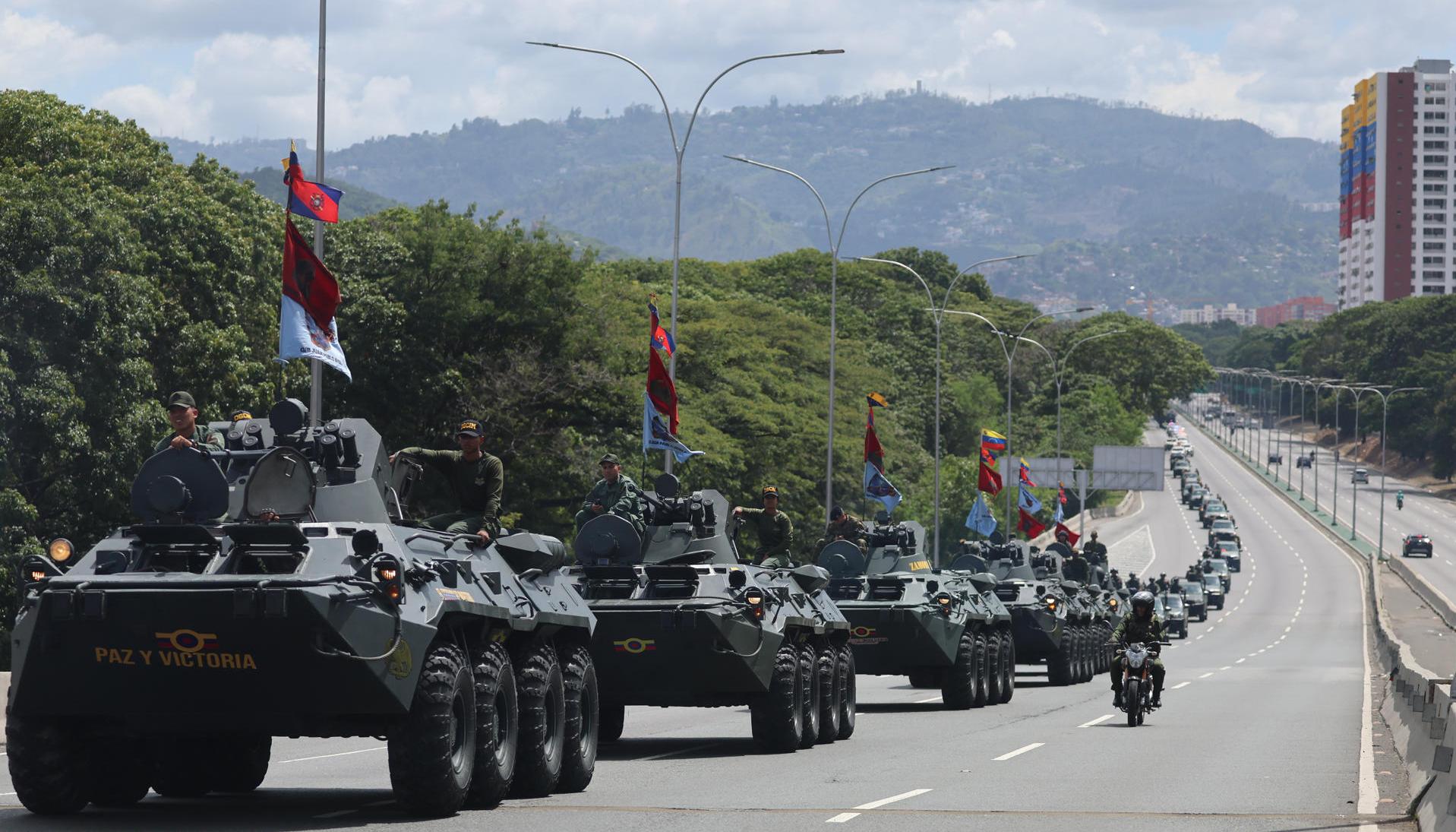 El Ejército venezolano en las calles de Caracas. 