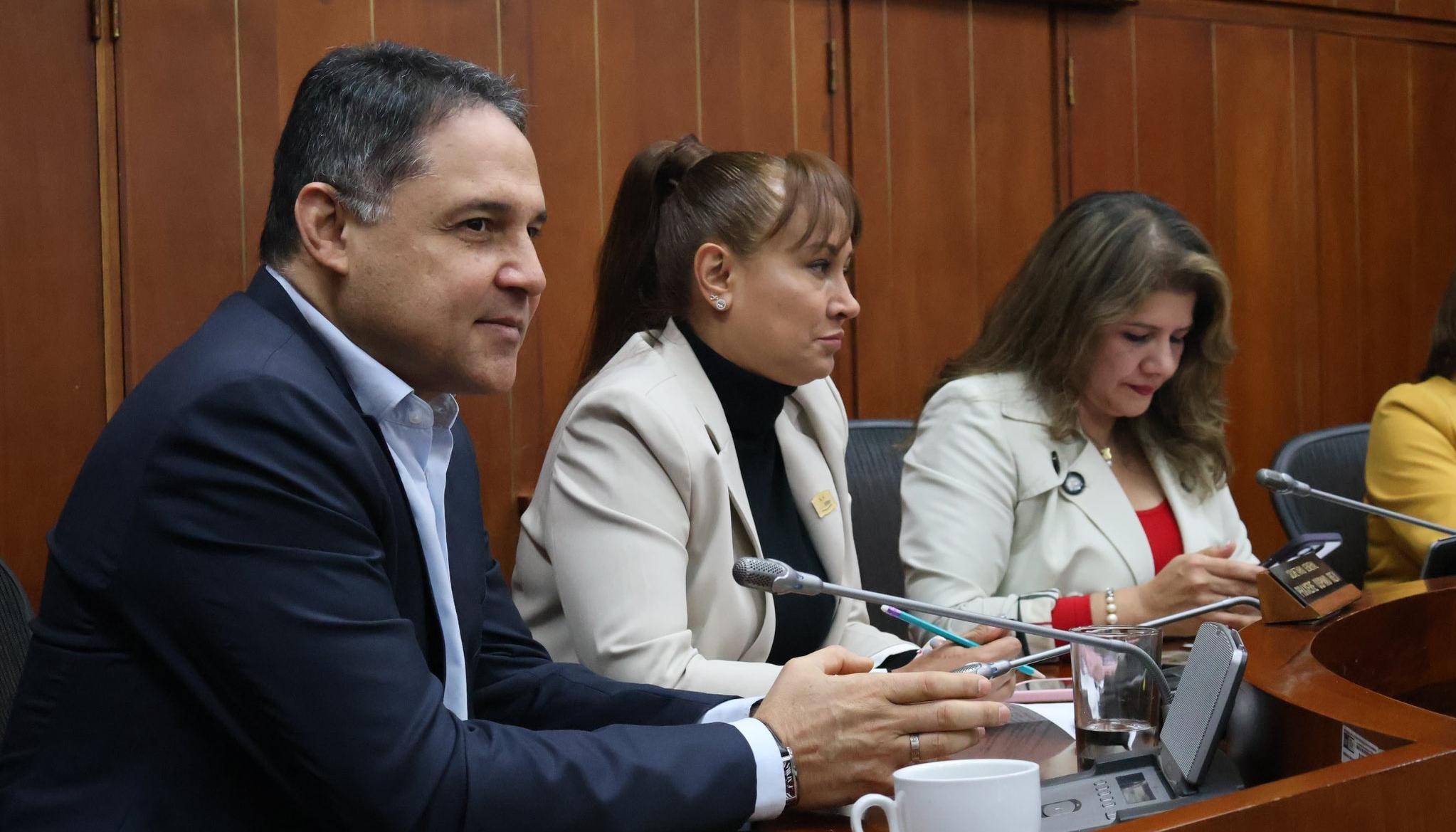 El senador Honorio Henríquez, de la Comisión Séptima.