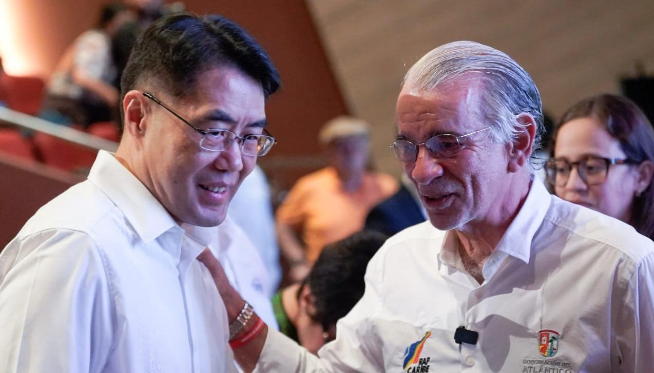 El embajador de China en Colombia, Zhu Jingyang, y el Gobernador Eduardo Verano.