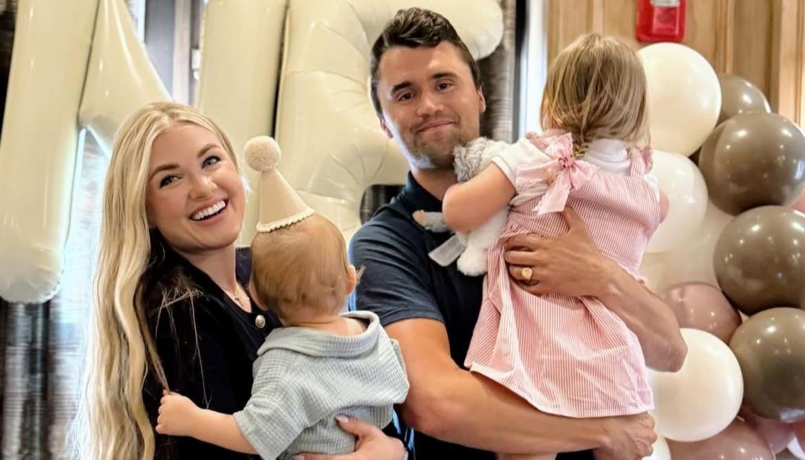 Erik Kirk junto a su esposo Charlie Kirk, y dos hijos.