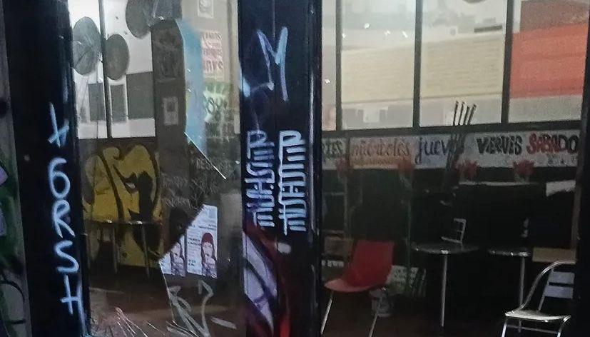 La explosión afectó los ventanales del edificio de Sociología. 