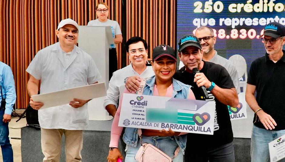 Alcalde Alejandro Char en la entrega de los créditos a beneficiarios.