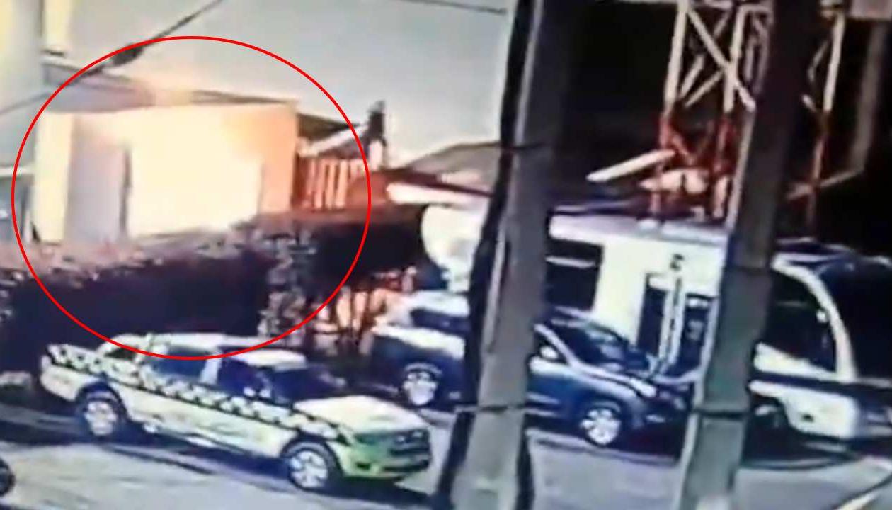 Momento del incendio en la estación de Policía.