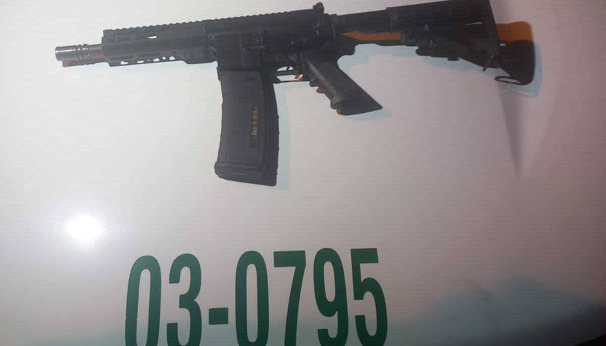 Fusil con que atacaron a los policías.