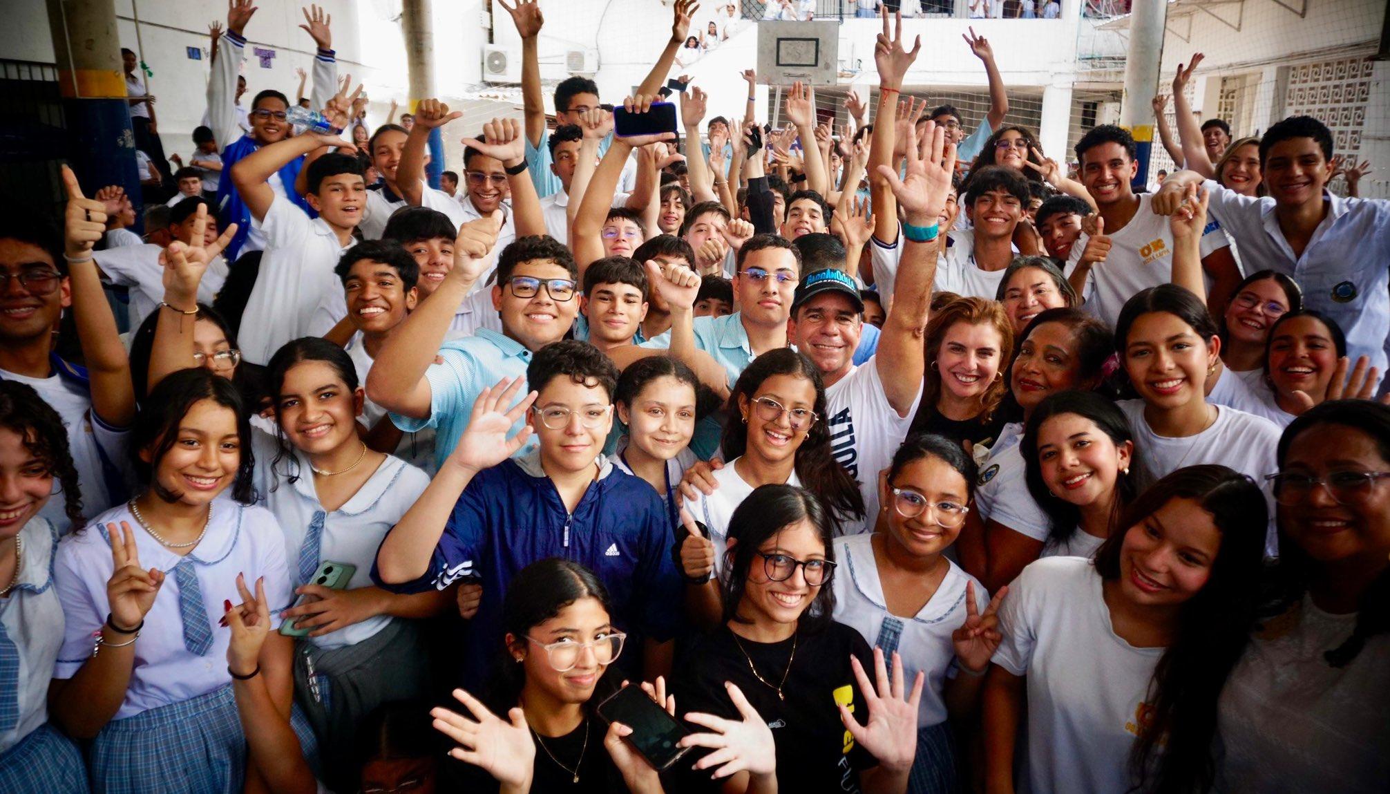Alcalde Alejandro Char junto a los alumnos en inicio de proyecto de ampliación del Colegio IED Experiencias Pedagógicas.