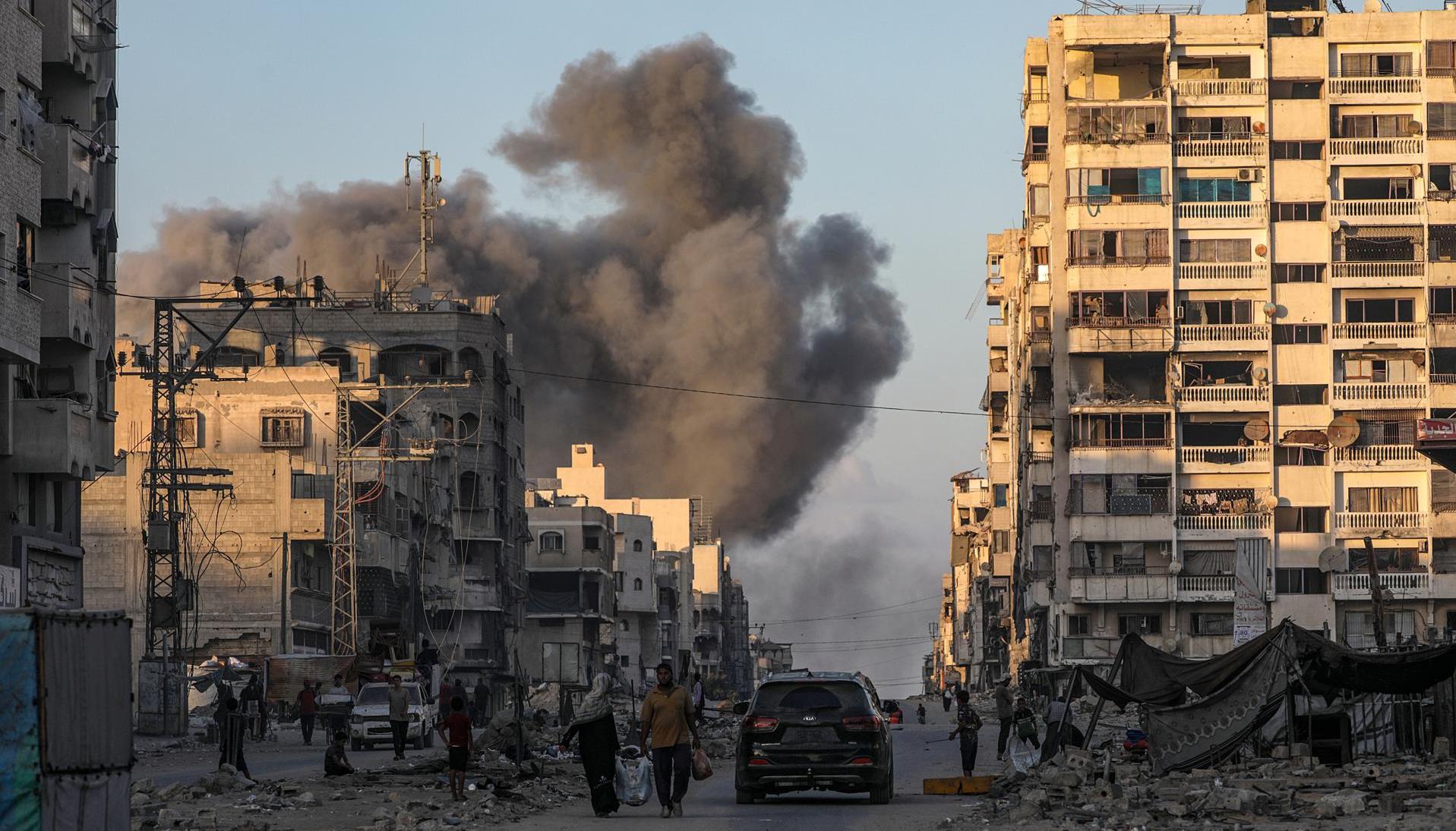 Humareda tras un bombardeo israelí en la ciudad de Gaza.