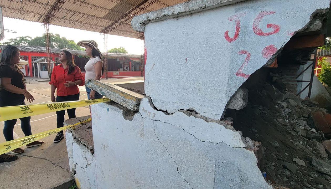 Grada que se derrumbó en el colegio en Manatí.