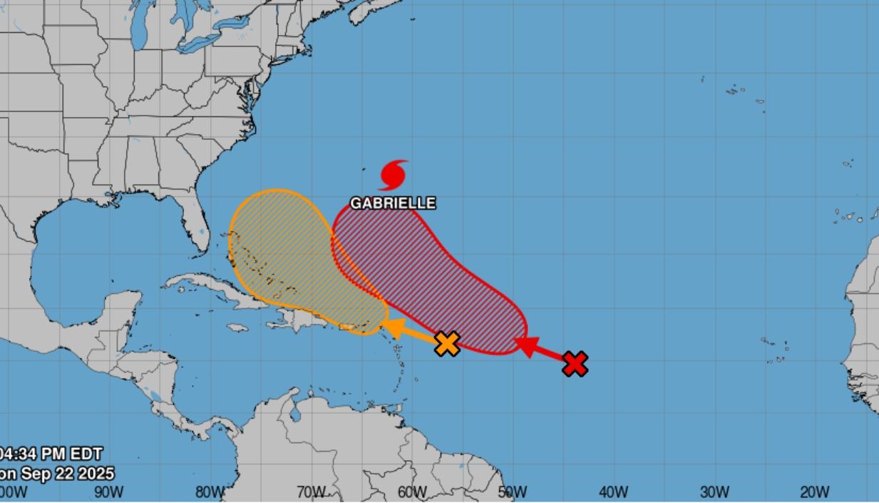 La franja roja señala el posible recorrido del huracán Gabrielle y la franja salmón de otro sistema que podría convertirse en tormenta. 
