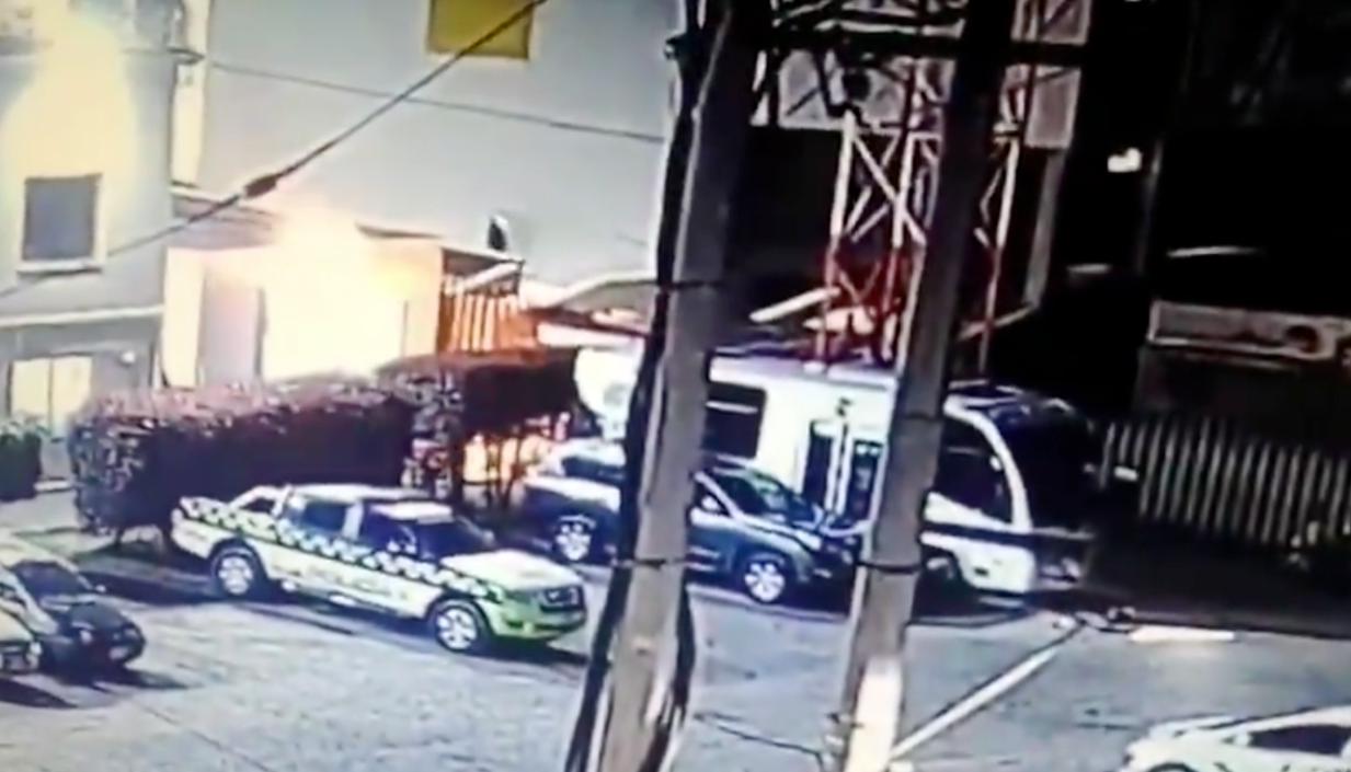 Momento en que se inicia el incendio en la estación de Policía. 