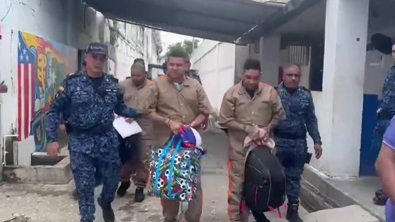 Reclusos en el momento del traslado.