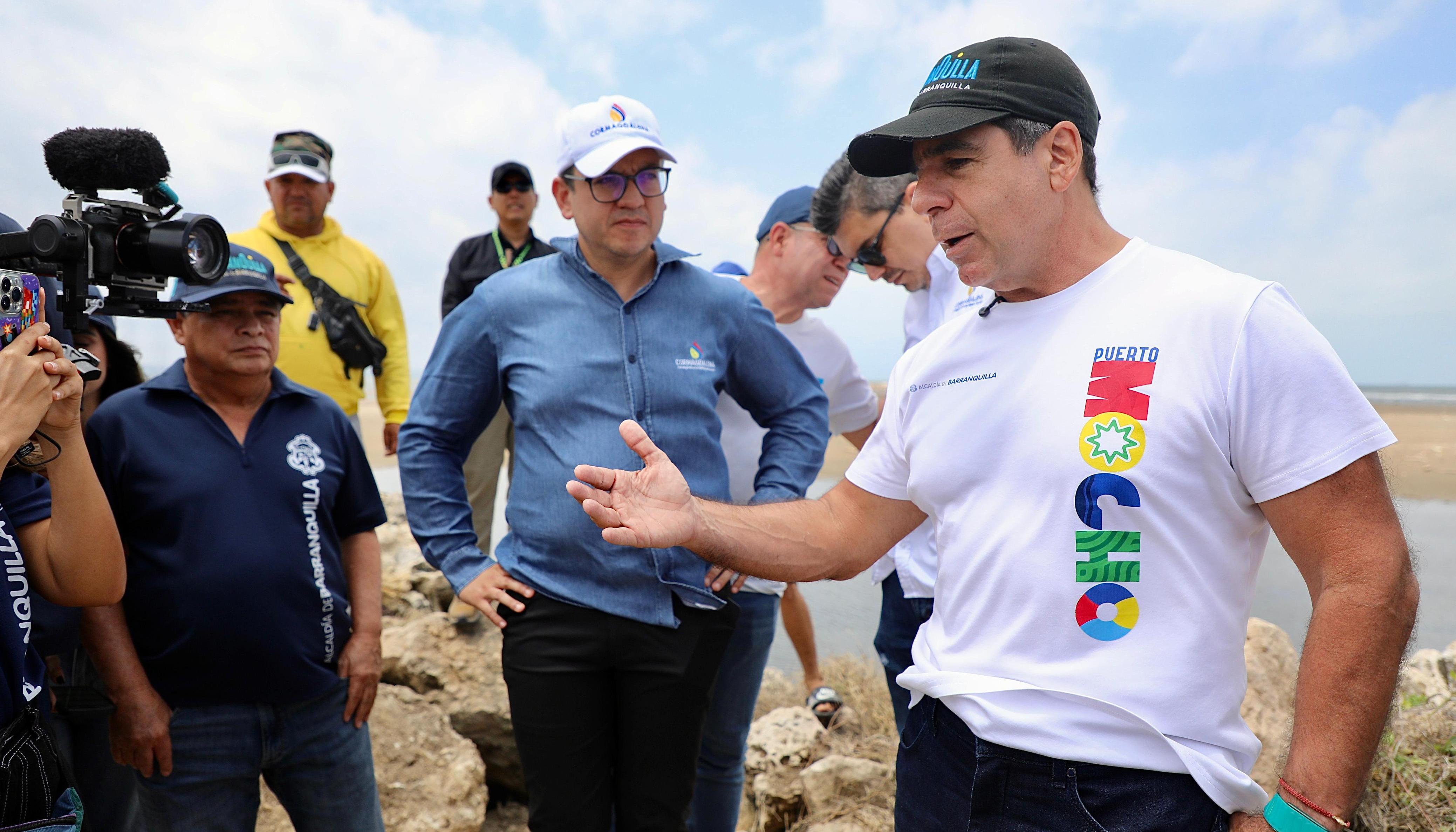El Alcalde de Barranquilla, Alex Char, inspeccionando el tajamar.