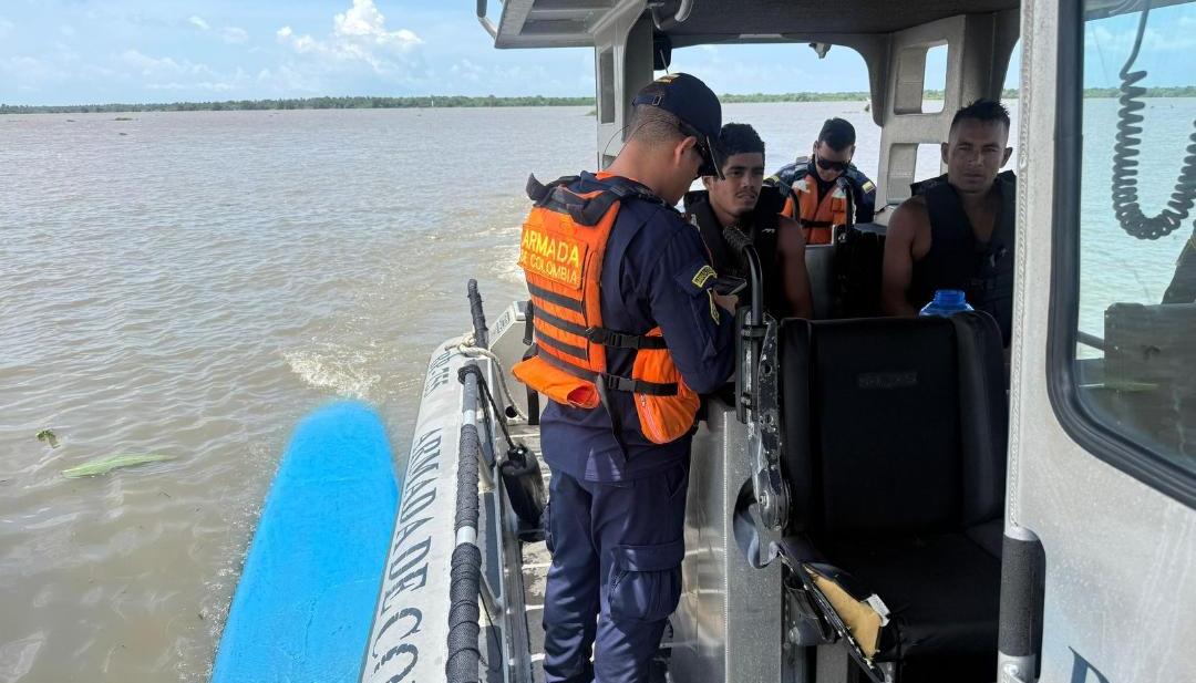 Hombres rescatados en el Río Magdalena