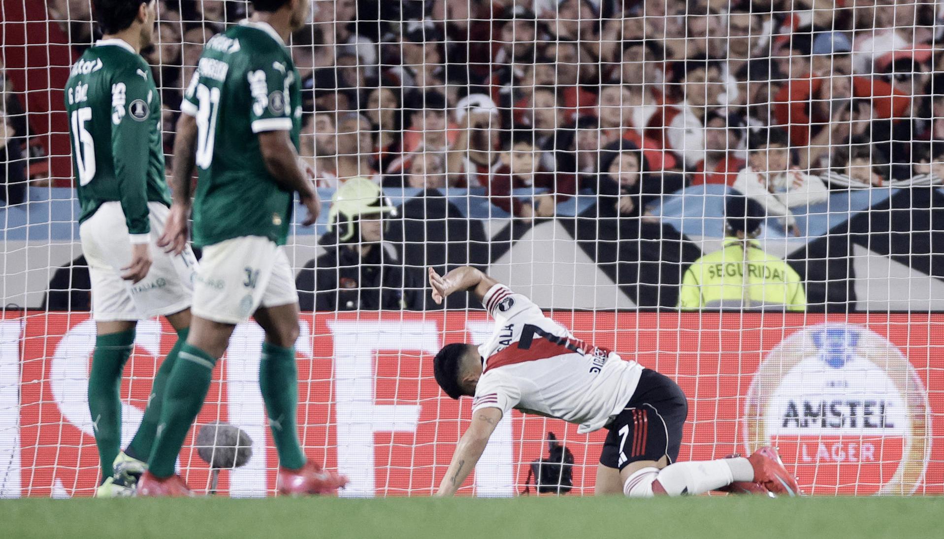 Jugador de River Plate lamentando la derrota.