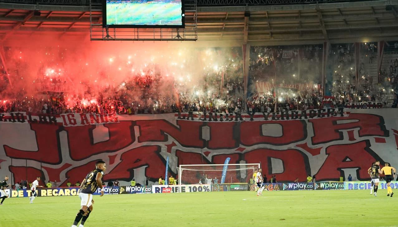 Tribuna norte alta durante el partido Junior - Llaneros.