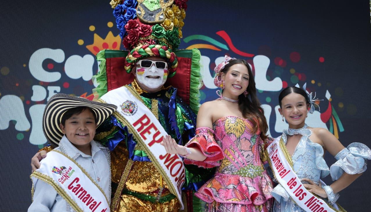 El rey infantil Joshua Ortiz, el rey Momo Adolfo Maury, la reina Michelle Char y la reina infantil Sharon Acosta.
