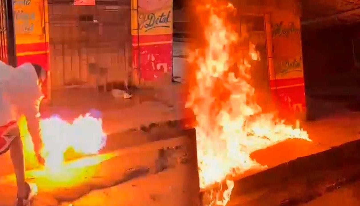 Momento en que le prenden fuego a la fachada del negocio. 