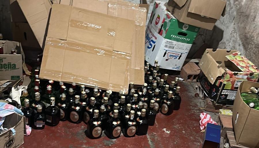 Las botellas incautadas.