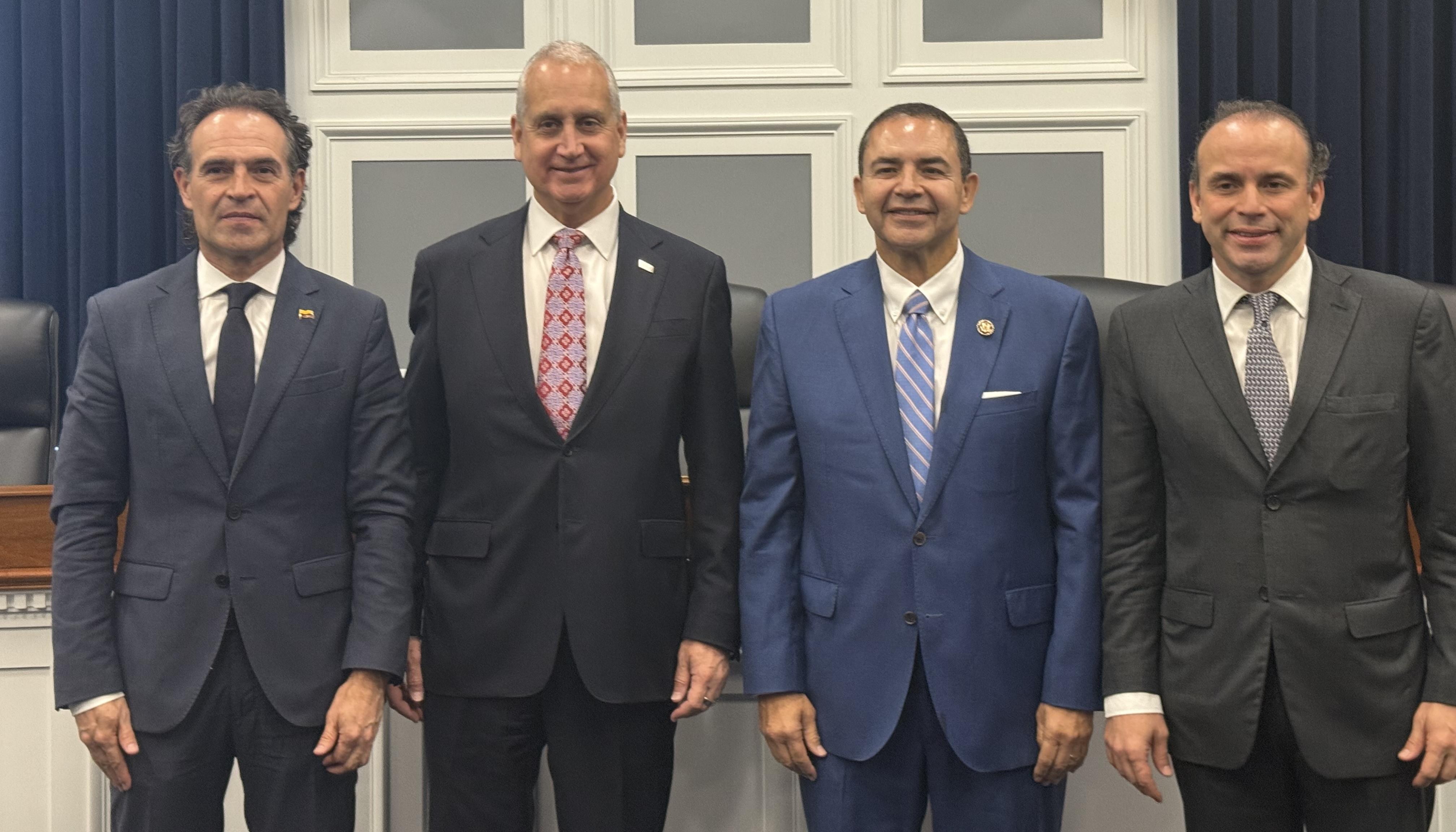 El alcalde de Medellín; Federico Gutiérrez; los congresistas Mario Díaz-Balart y Henry Cuellar, y el alcalde Cali, Alejandro Eder.