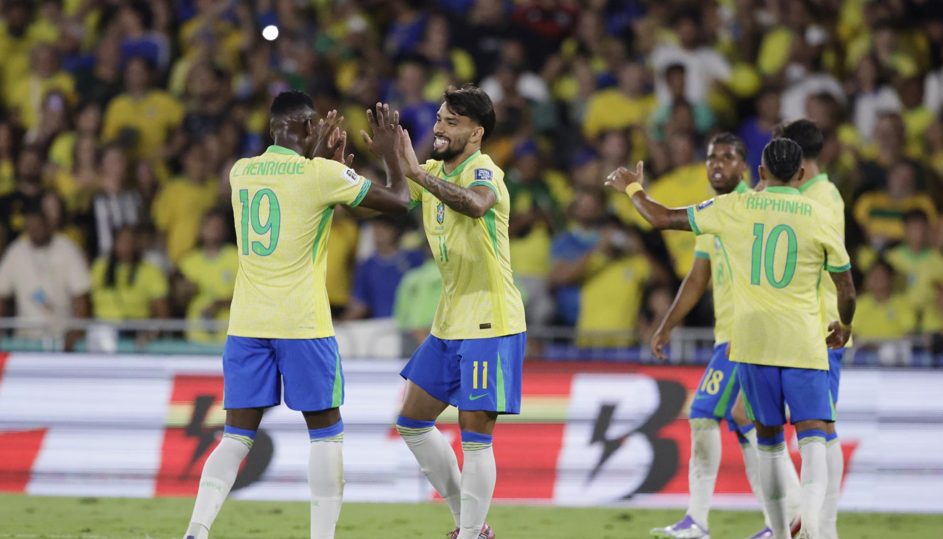 Lucas Paquetá celebrando su anotación.