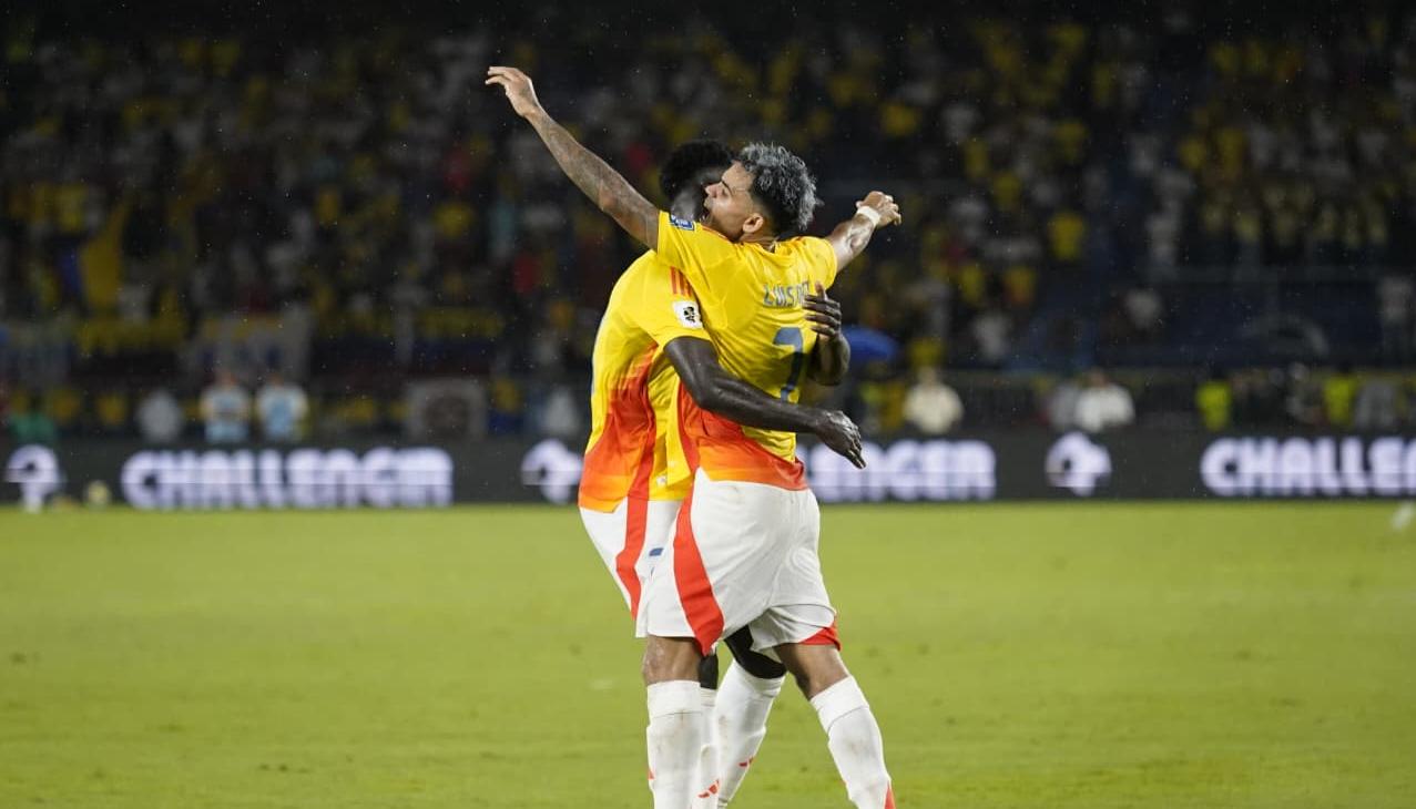 Luis Díaz festejando con Dávinson Sánchez.