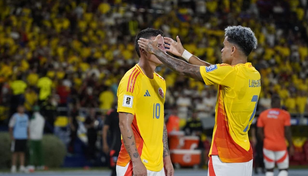 Luis Díaz le pone la corona de rey a James Rodríguez.