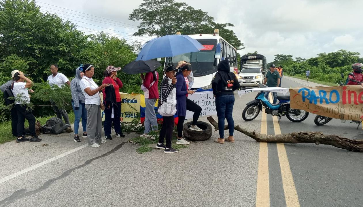 Las madres comunitarias y personal de los CDI protestando en la Vía Oriental. 