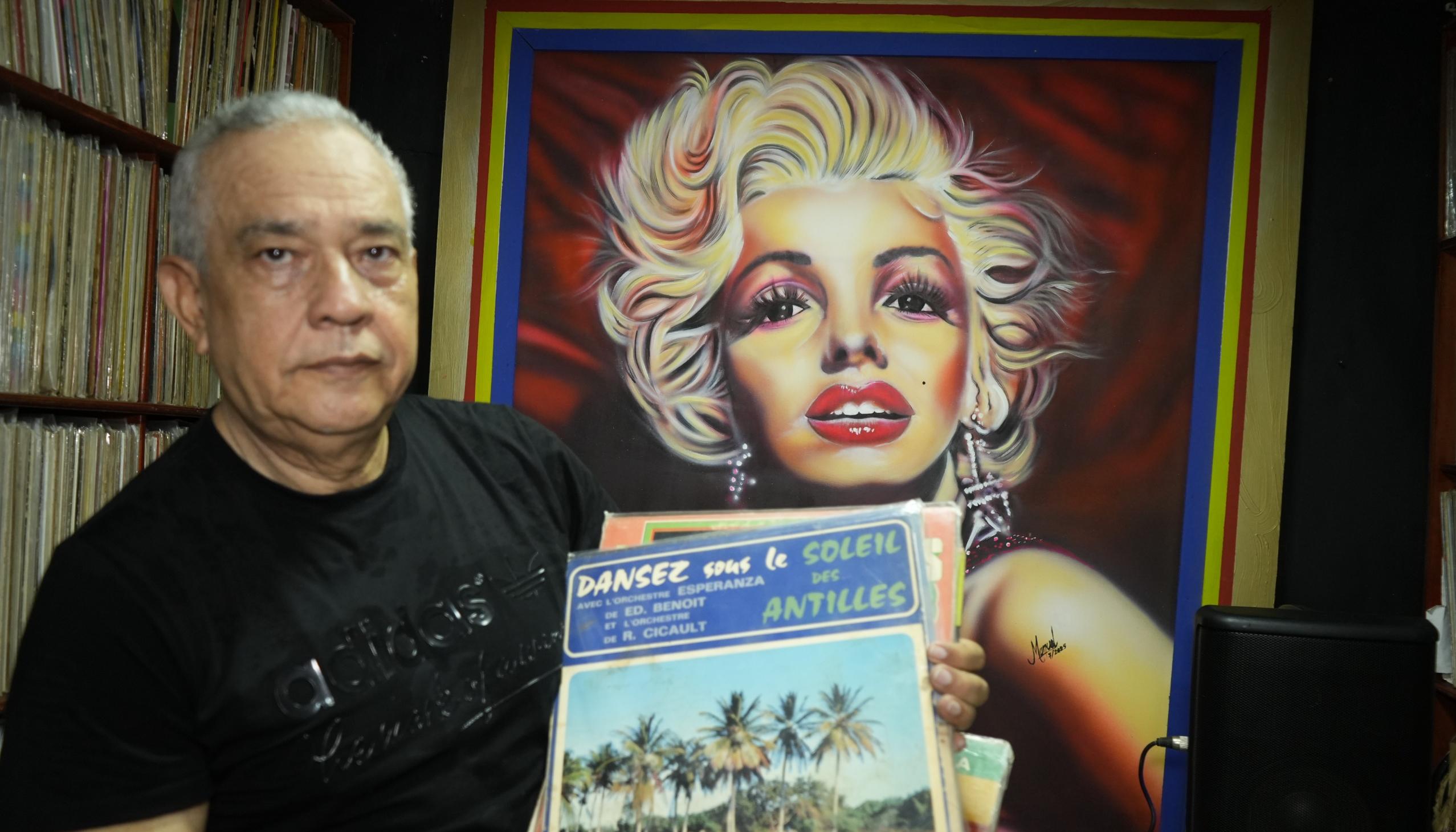 Manuel Henríquez Esmeral. Al fondo, un retrato de Marilyn Monroe, de su creación.