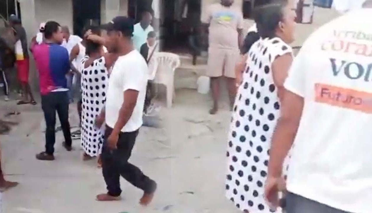 Personas en el lugar de la masacre. 