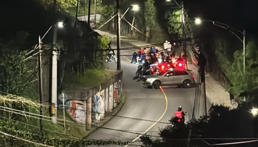 Vía cerrada por atentado en Medellín.