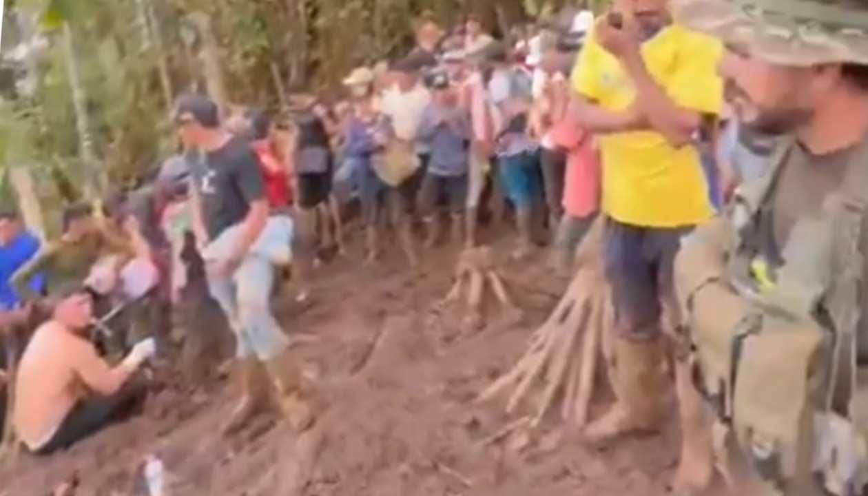 Militares secuestrados por la comunidad.