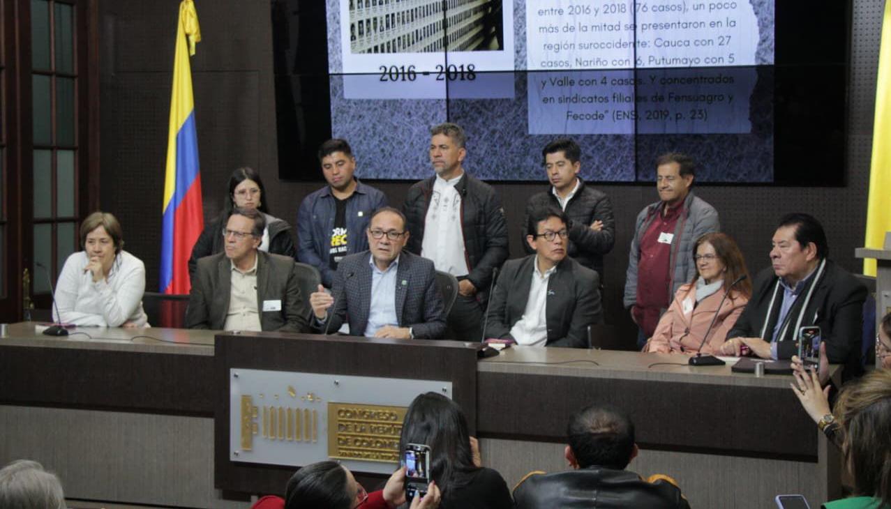 El Ministro de Trabajo, Antonio Sanguino, radicando el proyecto.