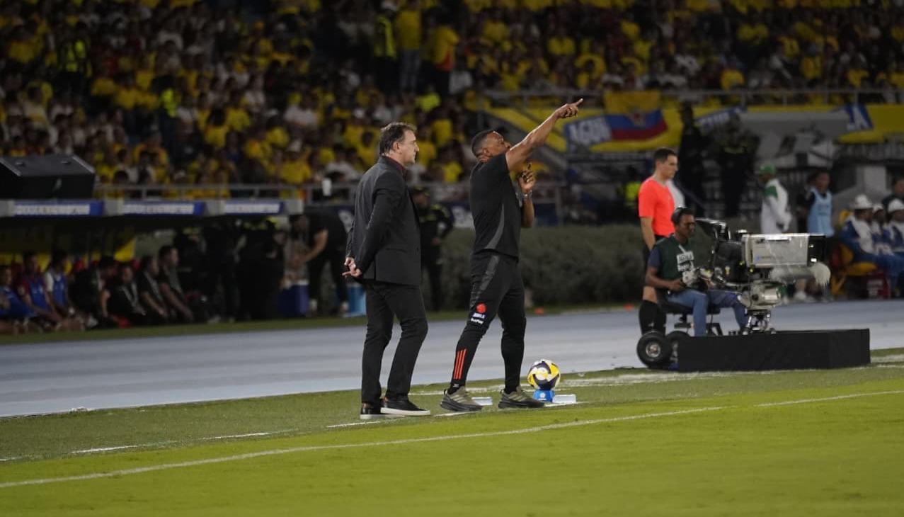 Néstor Lorenzo y su asistente técnico Luis Amaranto Perea.
