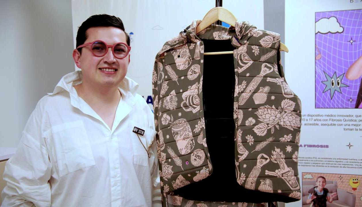 Omar Marroquín con su desarrollo, Vestik.