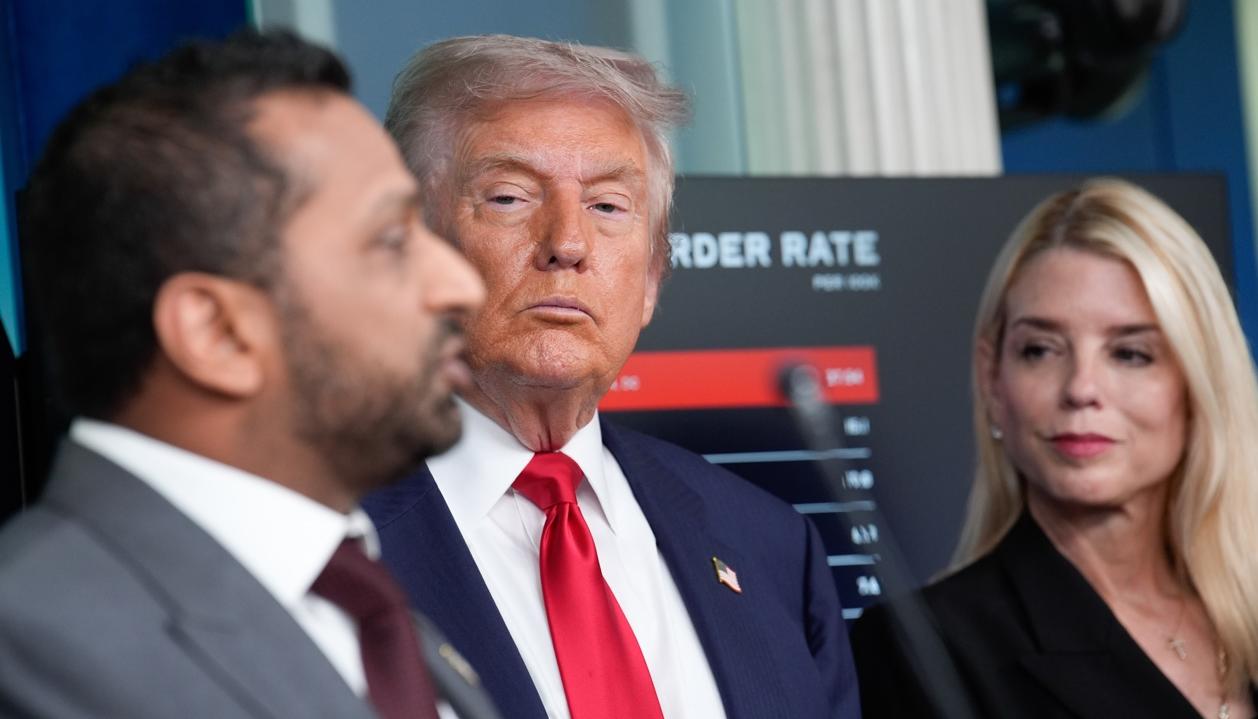 El director del FBI, Kash Patel y el presidente de EE.UU., Donald Trump.
