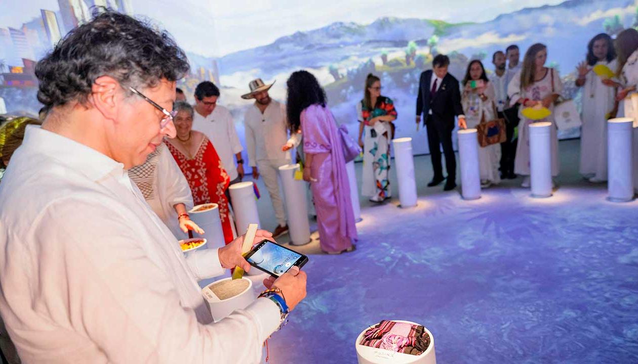 El Presidente Gustavo Petro tomando una imagen una lechona.