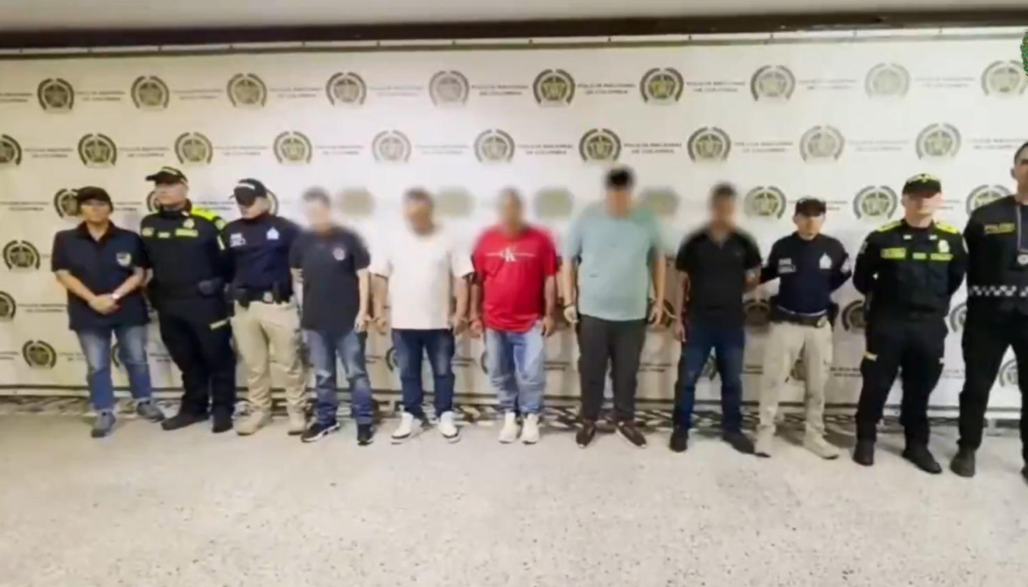 Los capturados junto a las autoridades.