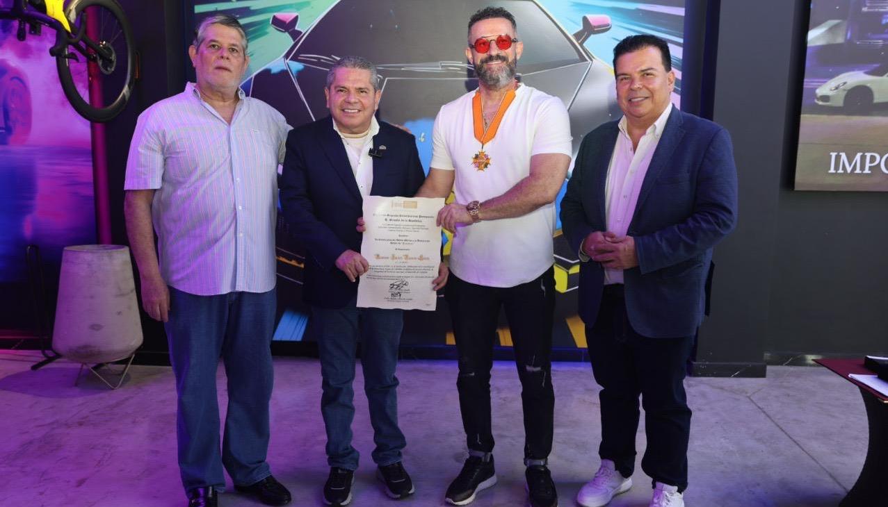 Entrega de la Orden del Congreso a Ramiro Sucre Ramos.