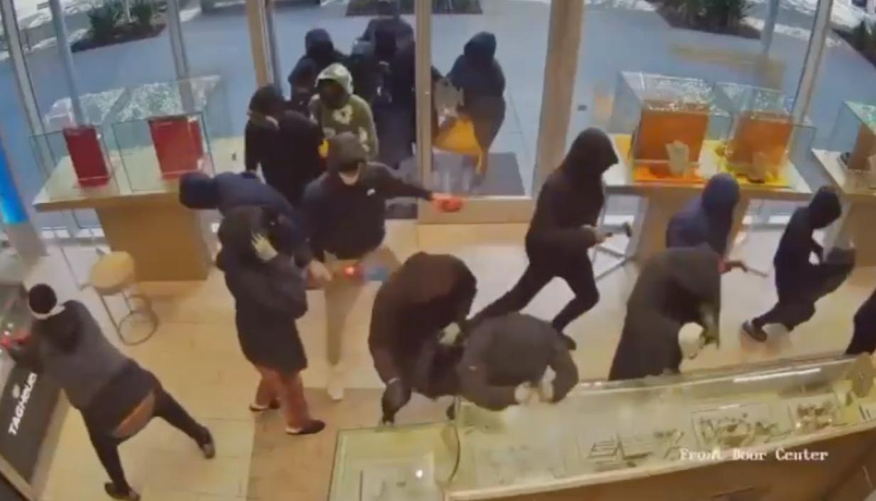 Momento en que los ladrones estaban dentro de la joyería. 