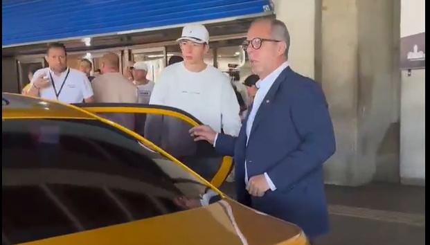 Alfredo Saade tomando un taxi en Medellín.