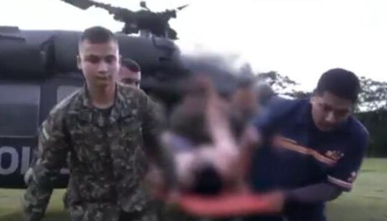 Momento en que los soldados son auxiliados y trasladados a un centro asistencial. 