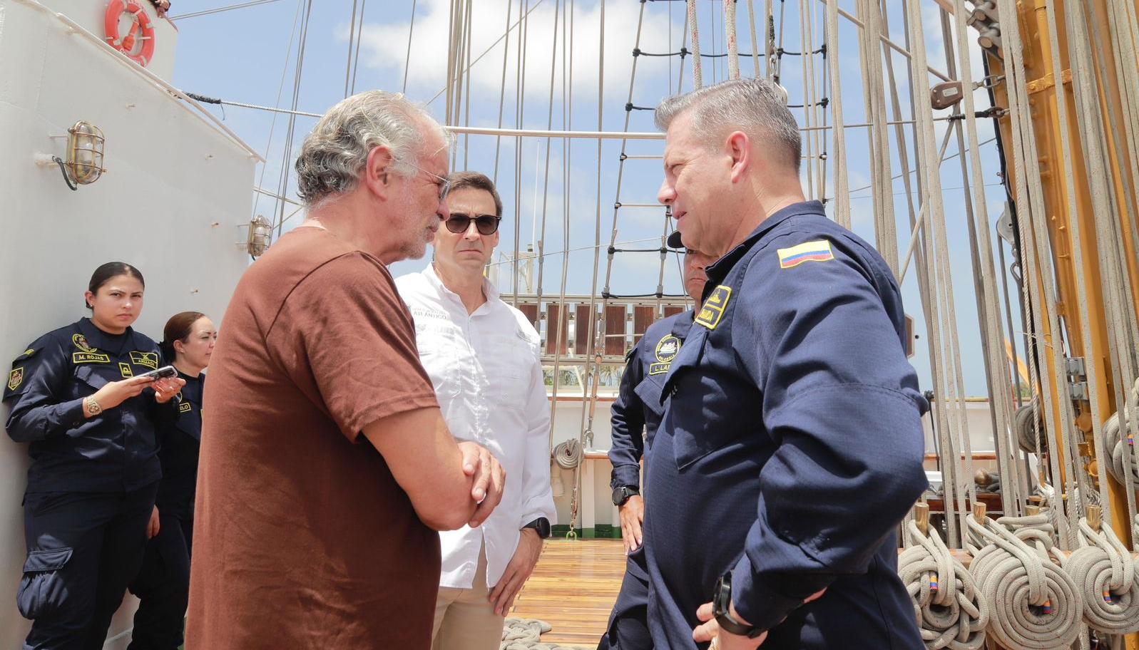 Gobernador Verano en compañía de oficiales de la Armada Nacional. 