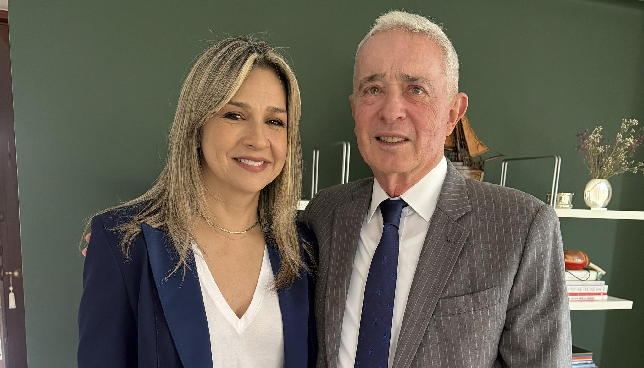 Vicky Dávila y Álvaro Uribe Vélez.