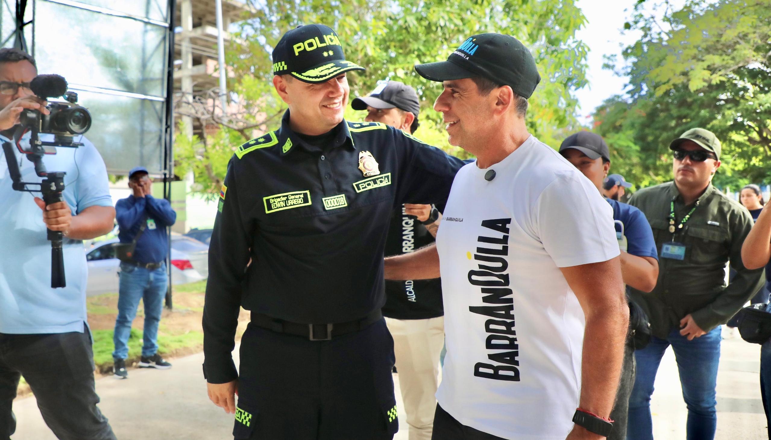 El alcalde Alejandro Char con el comandante de la Policía Metropolitana de Barranquilla, general Edwin Urrego.