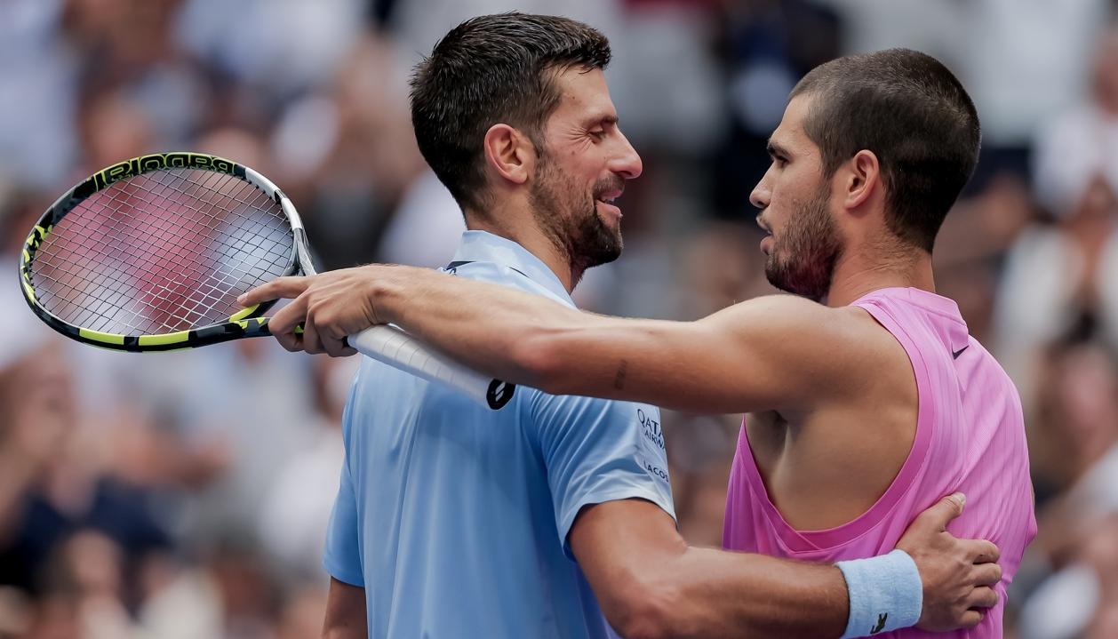 El saludo de Novak Djokovic y Carlos Alcaraz tras su partido de este viernes. 