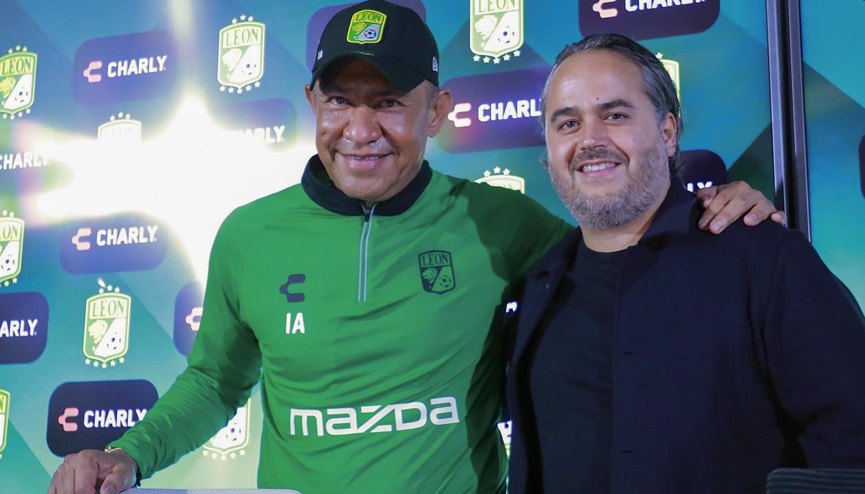 Ignacio Ambriz con el presidente del León, Jesús Martínez Murguía.