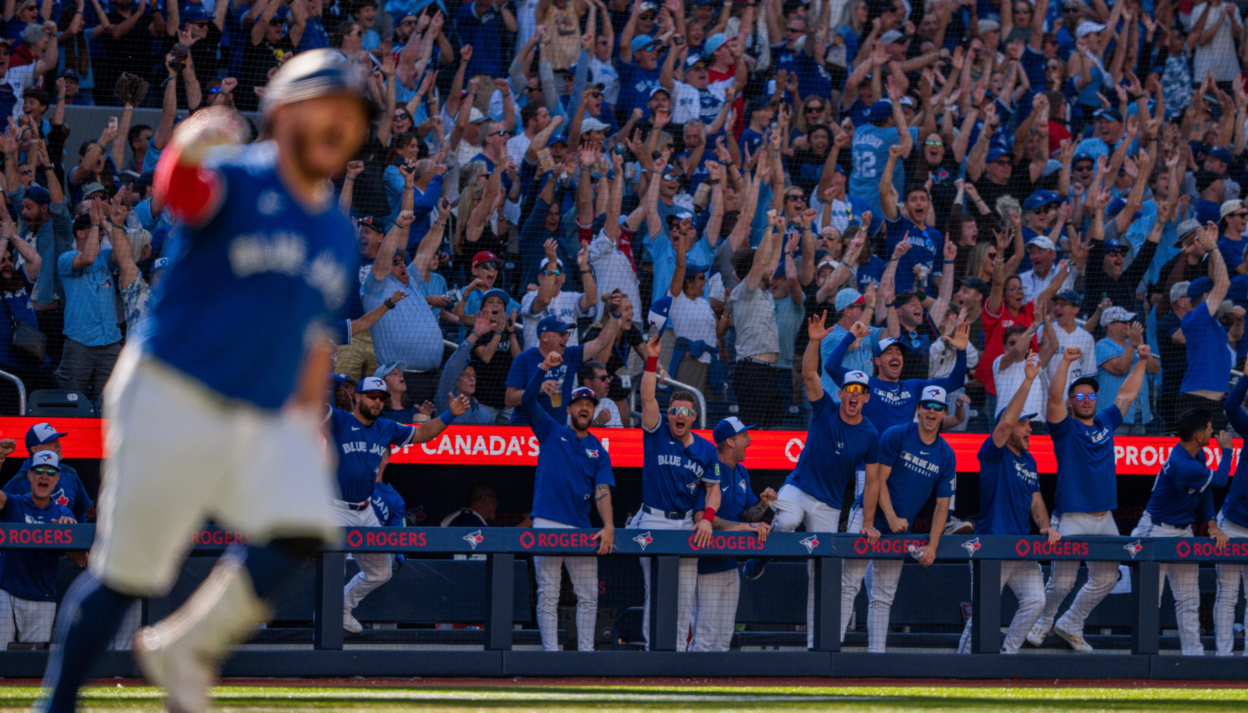 El mexicano Alejandro Kirk recorre las bases tras conectar uno de sus dos jonrones ante Tampa Bay.